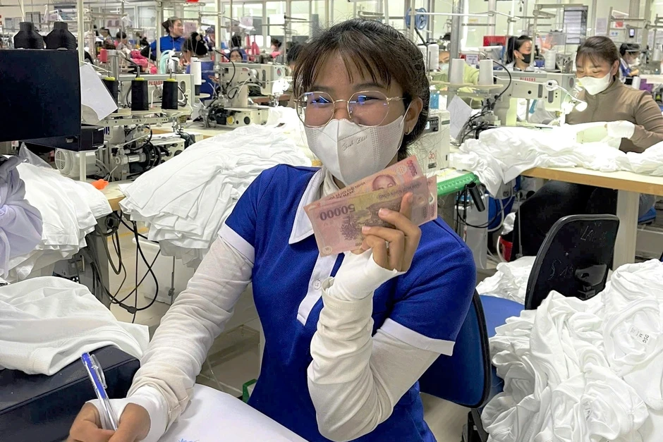 Ngàn công nhân thở phào nhận hỗ trợ tiền xăng đi làm