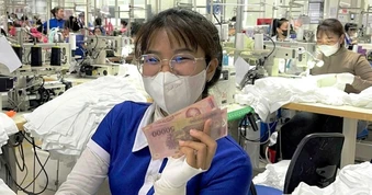 Ngàn công nhân thở phào nhận hỗ trợ tiền xăng đi làm