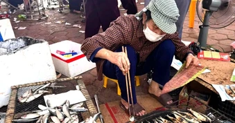 Nghề canh lửa cạnh ngôi đền thiêng cho thu nhập tiền triệu mỗi ngày