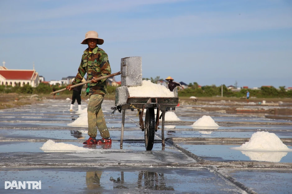 Nghề lạ, nắng cháy da thì dạ hân hoan, mưa mát mặt là lòng héo hắt Nghề lạ, nắng cháy da thì dạ hân hoan, mưa mát mặt là lòng héo hắt