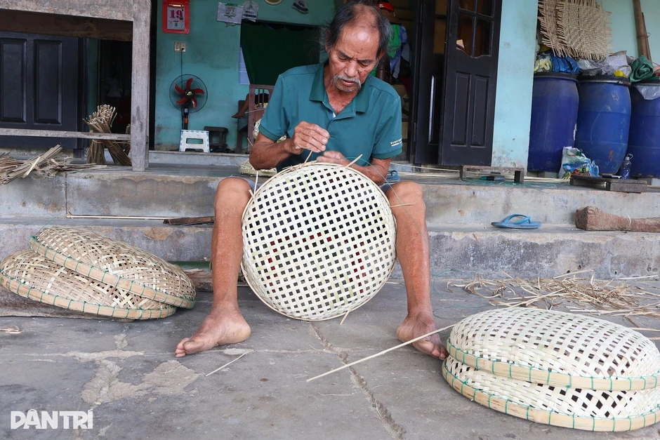 Nghề lãi ít nhưng các lão nông U80 vẫn cặm cụi giữ gìn Nghề lãi ít nhưng các lão nông U80 vẫn cặm cụi giữ gìn