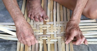 Nghề lãi ít nhưng các lão nông U80 vẫn cặm cụi giữ gìn