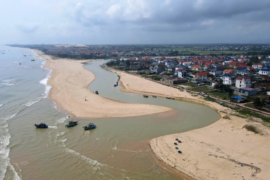 Ngư dân gặp khó, hàng trăm tàu cá bị tắc đường ra biển