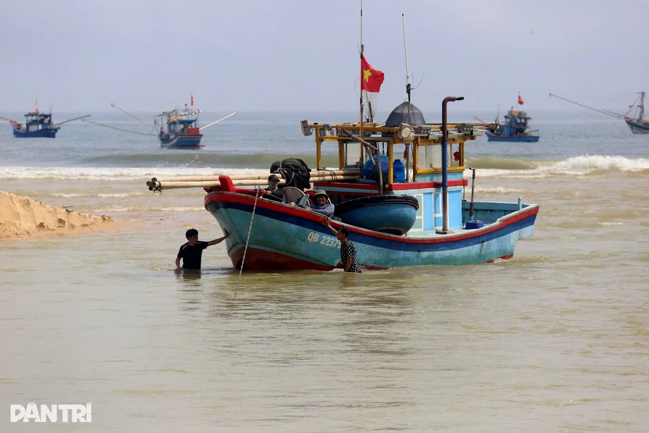 Ngư dân gặp khó, hàng trăm tàu cá bị tắc đường ra biển
