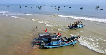 Ngư dân gặp khó, hàng trăm tàu cá bị tắc đường ra biển