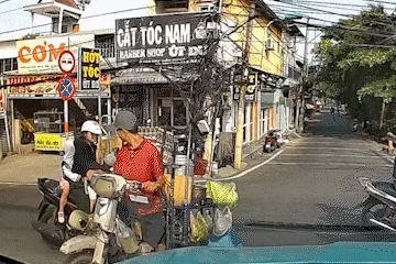 Người bán hàng rong đứng giữa đường và hành động bất ngờ của tài xế Người bán hàng rong đứng giữa đường và hành động bất ngờ của tài xế