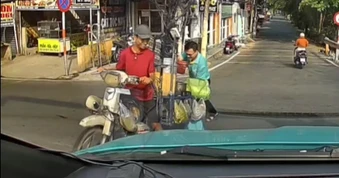 Người bán hàng rong đứng giữa đường và hành động bất ngờ của tài xế