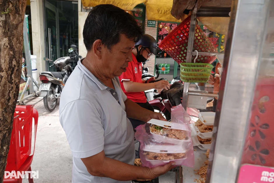 Người đàn ông bán cơm cháy lề đường, du lịch nước ngoài mỗi năm một lần Người đàn ông bán cơm cháy lề đường, du lịch nước ngoài mỗi năm một lần