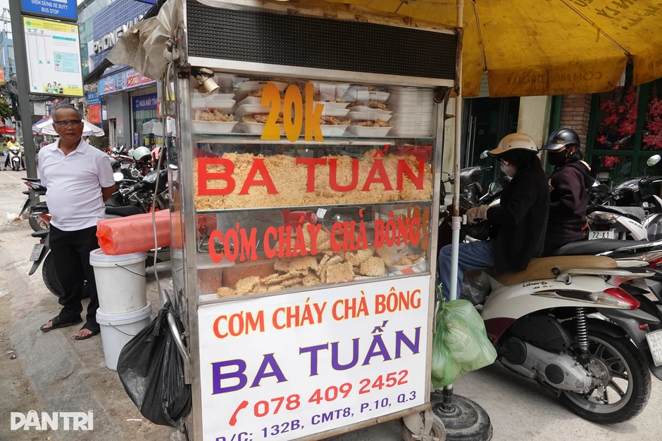 Người đàn ông bán cơm cháy lề đường, du lịch nước ngoài mỗi năm một lần Người đàn ông bán cơm cháy lề đường, du lịch nước ngoài mỗi năm một lần