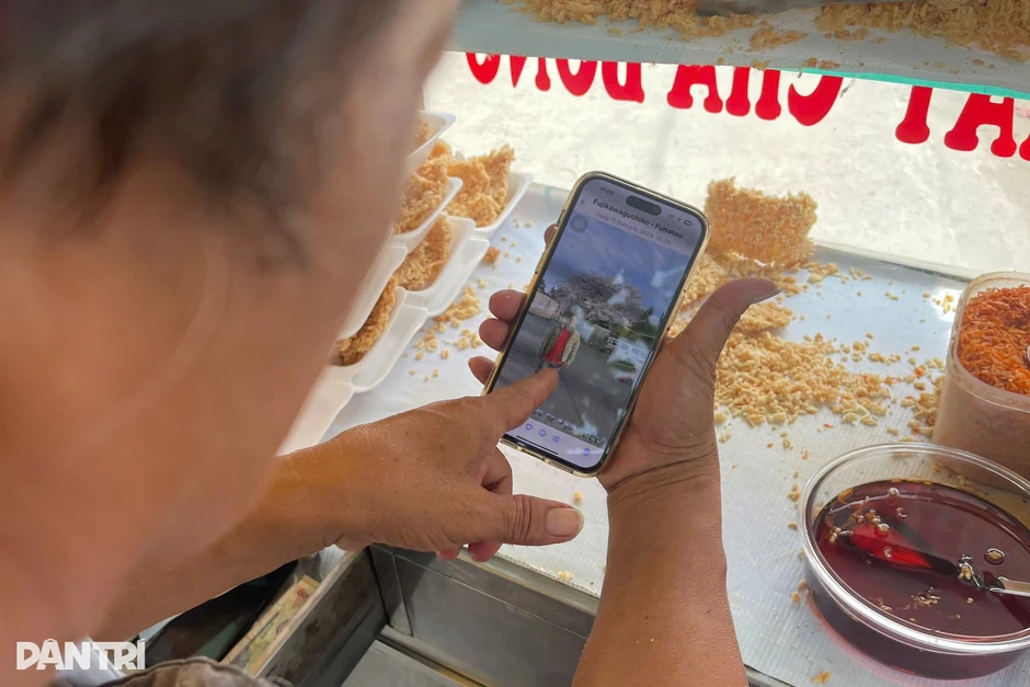 Người đàn ông bán cơm cháy lề đường, du lịch nước ngoài mỗi năm một lần Người đàn ông bán cơm cháy lề đường, du lịch nước ngoài mỗi năm một lần