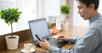 Người đàn ông bị sếp khiển trách vì trả lời email công việc vào cuối tuần