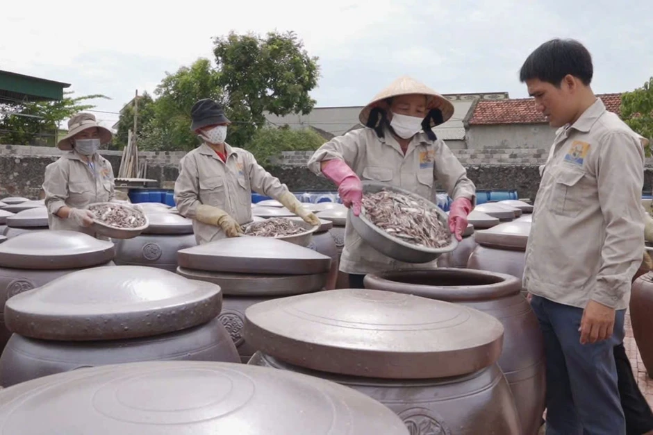 Người đàn ông kiếm tiền tỷ mỗi năm từ 600 chum sành, một tỷ lệ “vàng” Người đàn ông kiếm tiền tỷ mỗi năm từ 600 chum sành, một tỷ lệ “vàng”