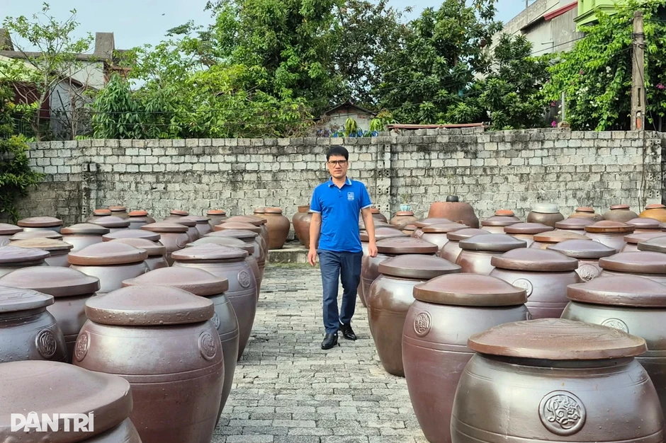Người đàn ông kiếm tiền tỷ mỗi năm từ 600 chum sành, một tỷ lệ “vàng” Người đàn ông kiếm tiền tỷ mỗi năm từ 600 chum sành, một tỷ lệ “vàng”