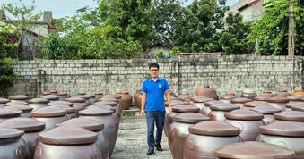 Người đàn ông kiếm tiền tỷ mỗi năm từ 600 chum sành, một tỷ lệ “vàng”