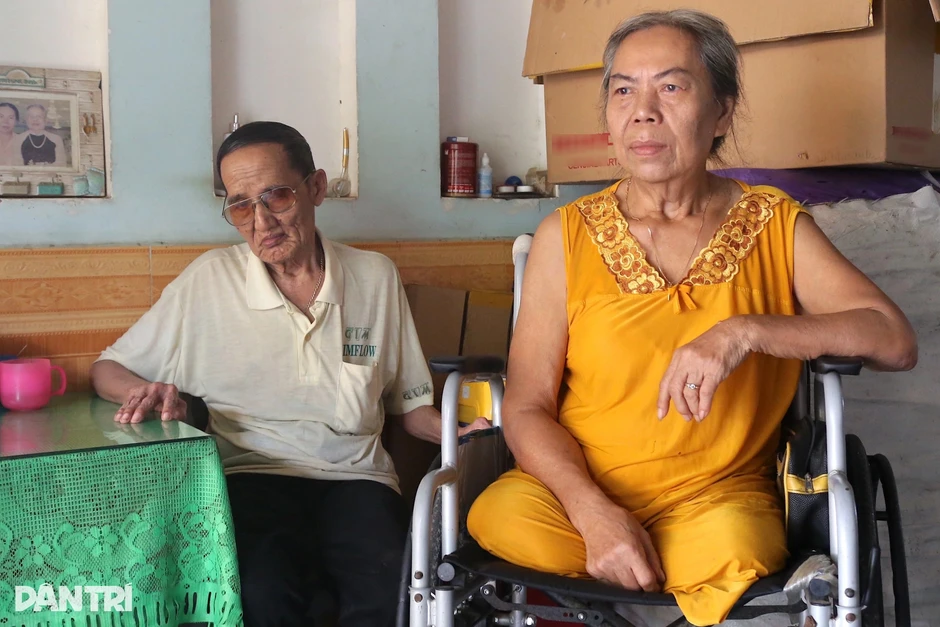 Người phụ nữ cụt 2 chân buôn ve chai, lo cho "người dưng" câm điếc, mù lòa Người phụ nữ cụt 2 chân buôn ve chai, lo cho "người dưng" câm điếc, mù lòa