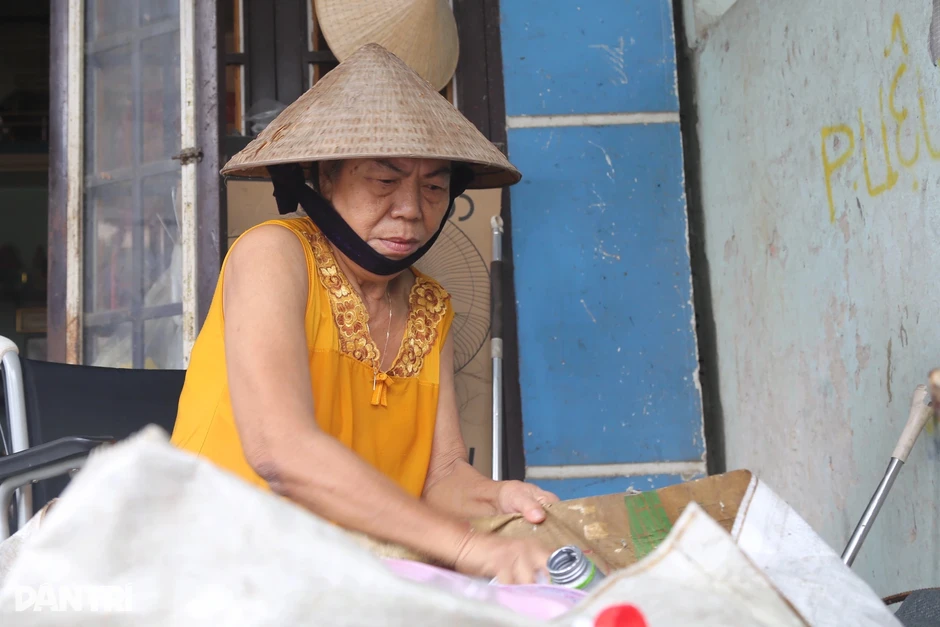 Người phụ nữ cụt 2 chân buôn ve chai, lo cho "người dưng" câm điếc, mù lòa Người phụ nữ cụt 2 chân buôn ve chai, lo cho "người dưng" câm điếc, mù lòa
