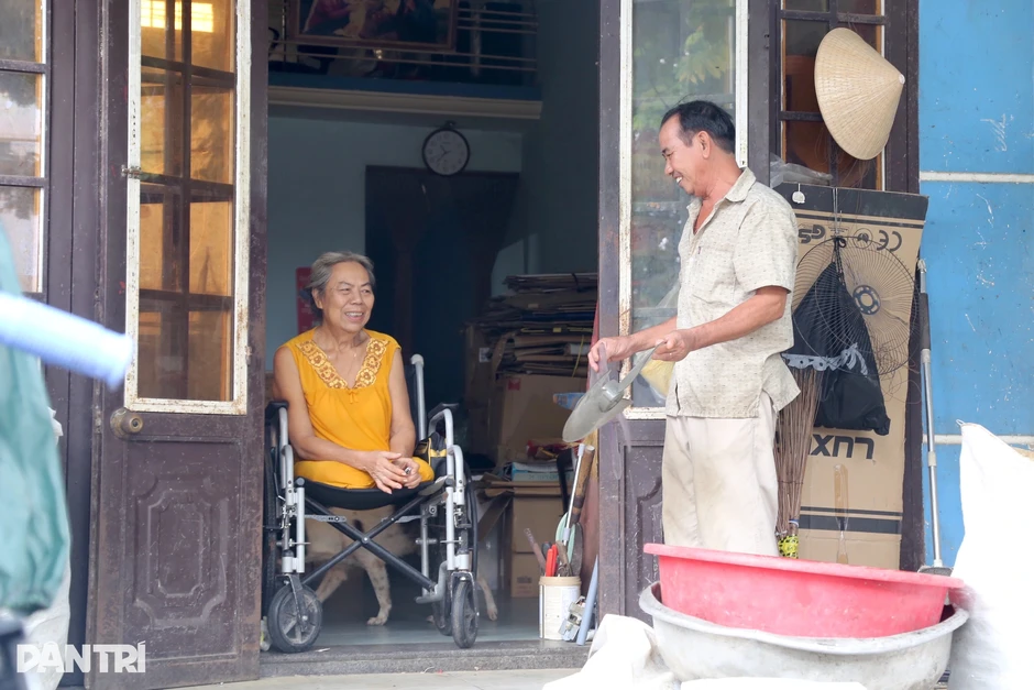 Người phụ nữ cụt 2 chân buôn ve chai, lo cho "người dưng" câm điếc, mù lòa Người phụ nữ cụt 2 chân buôn ve chai, lo cho "người dưng" câm điếc, mù lòa