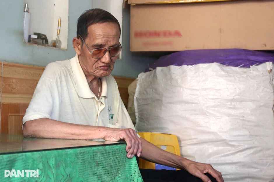 Người phụ nữ cụt 2 chân buôn ve chai, lo cho "người dưng" câm điếc, mù lòa Người phụ nữ cụt 2 chân buôn ve chai, lo cho "người dưng" câm điếc, mù lòa