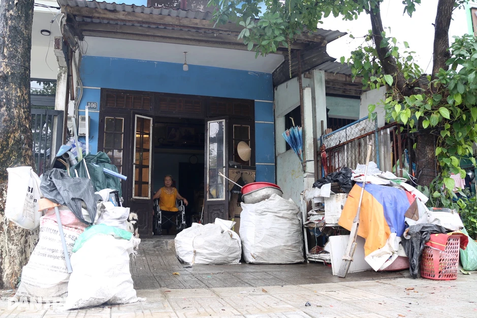 Người phụ nữ cụt 2 chân buôn ve chai, lo cho "người dưng" câm điếc, mù lòa Người phụ nữ cụt 2 chân buôn ve chai, lo cho "người dưng" câm điếc, mù lòa