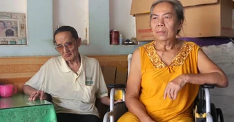 Người phụ nữ cụt 2 chân buôn ve chai, lo cho "người dưng" câm điếc, mù lòa