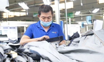 Nhà máy 'chạy đua' hút công nhân