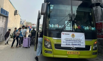 Nhà máy đưa xe về quê đón công nhân trở lại sau Tết