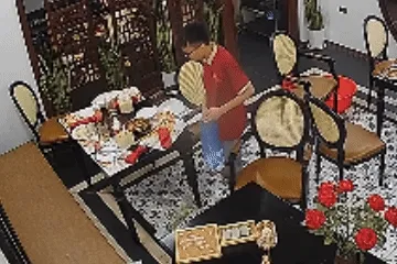 Nhân viên nhà hàng bỏ chạy khi thấy hàng chục triệu đồng dưới gầm bàn tiệc Nhân viên nhà hàng bỏ chạy khi thấy hàng chục triệu đồng dưới gầm bàn tiệc