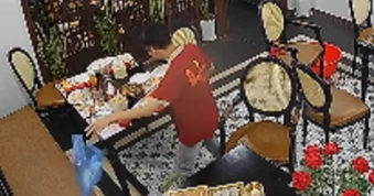 Nhân viên nhà hàng bỏ chạy khi thấy hàng chục triệu đồng dưới gầm bàn tiệc