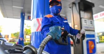 Nhân viên nhận thêm nửa triệu đồng, được làm tại nhà để đối phó giá xăng
