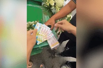Nhân viên trại hòm trúng độc đắc 10 tỷ đồng, xin nghỉ phép để… bình tâm Nhân viên trại hòm trúng độc đắc 10 tỷ đồng, xin nghỉ phép để… bình tâm