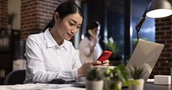 Nhiều công ty cấm nhân viên sử dụng điện thoại trong giờ làm việc