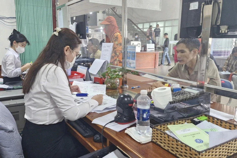 Nhờ cán bộ nhân sự của công ty làm bảo hiểm thất nghiệp được không?