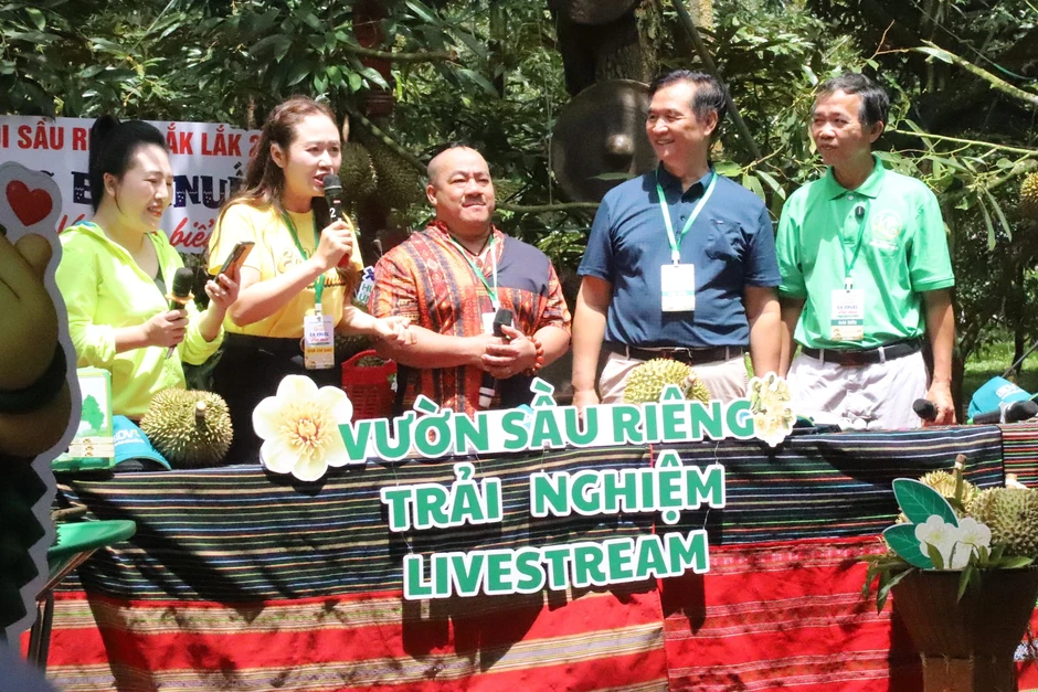 Nữ bí thư xã livestream "chốt" hàng trăm đơn, 6 container sầu riêng Nữ bí thư xã livestream "chốt" hàng trăm đơn, 6 container sầu riêng