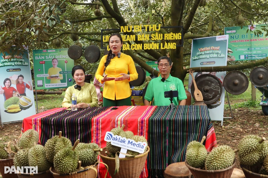 Nữ bí thư xã livestream "chốt" hàng trăm đơn, 6 container sầu riêng Nữ bí thư xã livestream "chốt" hàng trăm đơn, 6 container sầu riêng