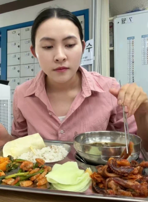 Nữ lao động Việt khoe cơm công nhân ở Hàn khiến dân mạng đổ xô “xin vía” Nữ lao động Việt khoe cơm công nhân ở Hàn khiến dân mạng đổ xô “xin vía”