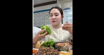Nữ lao động Việt khoe cơm công nhân ở Hàn khiến dân mạng đổ xô “xin vía”