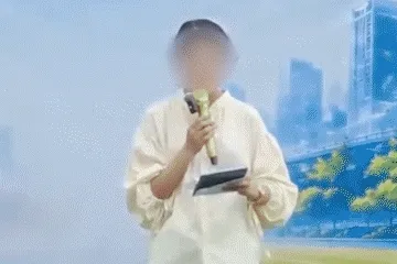 Nữ MC ở Hà Nội bị phông nền đổ sập lên người khi đang dẫn chương trình