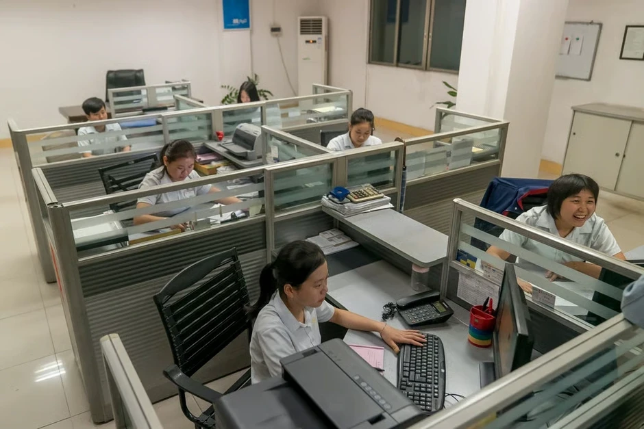 Nữ nhân viên mất việc vì chồng làm cho công ty đối thủ