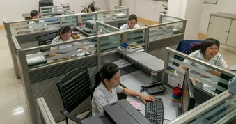 Nữ nhân viên mất việc vì chồng làm cho công ty đối thủ