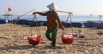Nữ "phu cá" oằn mình trên cát, lấy nắng nóng làm vui
