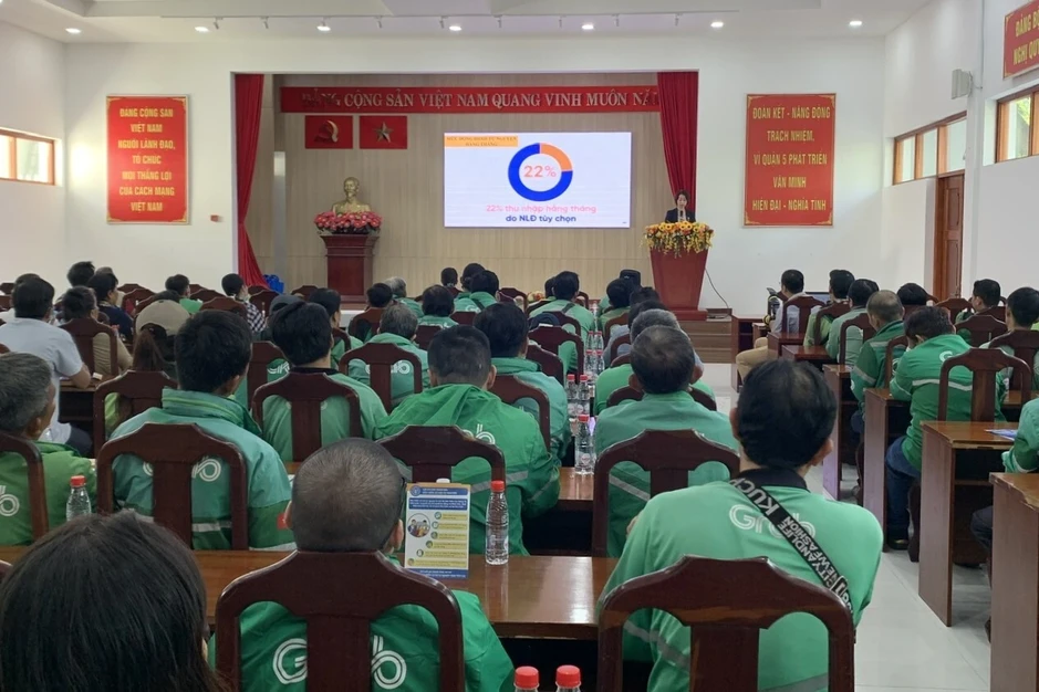Nữ xe ôm công nghệ chạy xe 12 tiếng/ngày, nghề khó nhọc nuôi được 3 con
