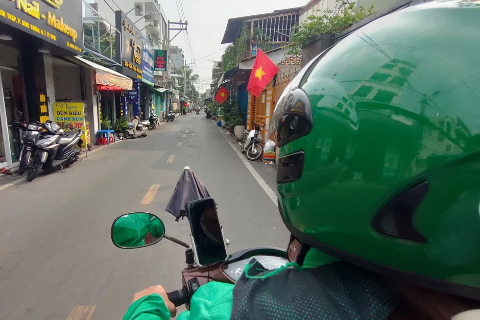 Nữ xe ôm công nghệ chạy xe 12 tiếng/ngày, nghề khó nhọc nuôi được 3 con