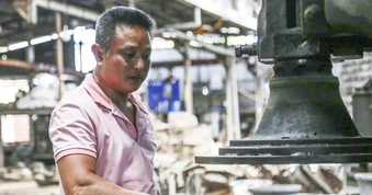 Ông chủ lò đúc đồng tự chế thiết bị cơ khí đi biển, vui vẻ "thắng đời"