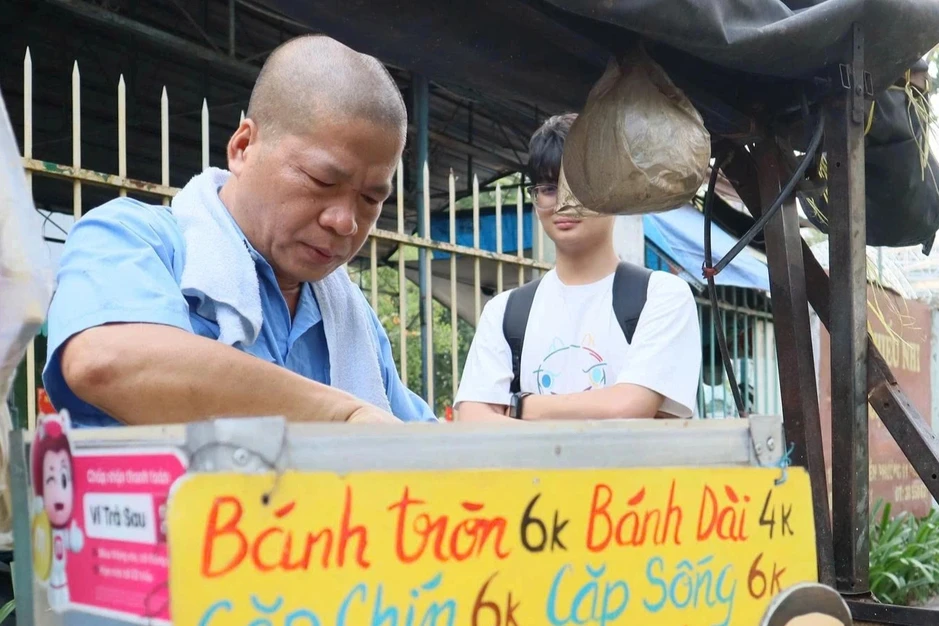 Ông chủ xe bánh rán "hài hước nhưng tim đầy vết xước” gây bão mạng Ông chủ xe bánh rán "hài hước nhưng tim đầy vết xước” gây bão mạng
