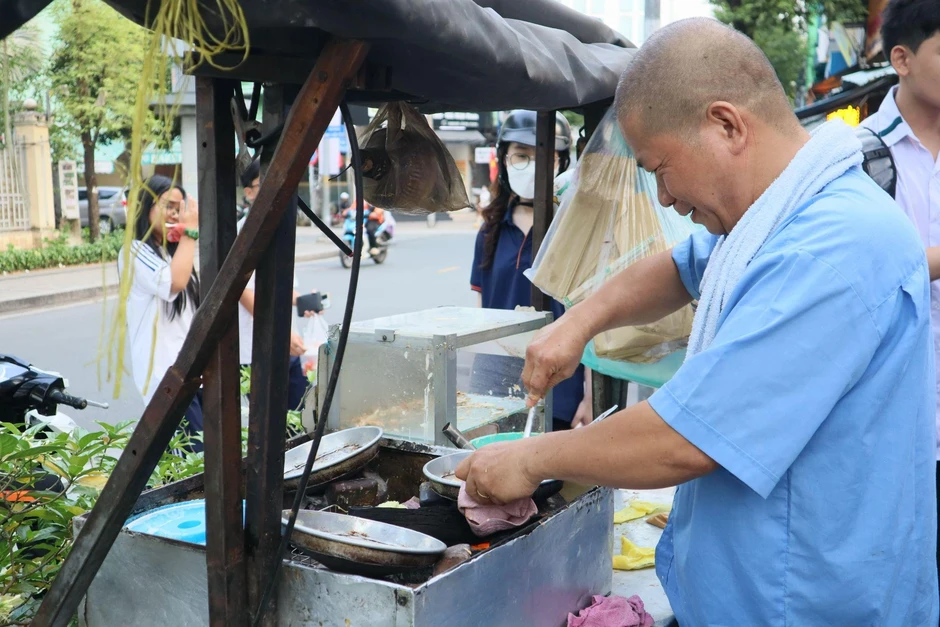 Ông chủ xe bánh rán "hài hước nhưng tim đầy vết xước” gây bão mạng Ông chủ xe bánh rán "hài hước nhưng tim đầy vết xước” gây bão mạng