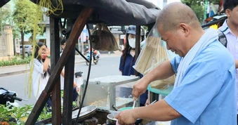 Ông chủ xe bánh rán "hài hước nhưng tim đầy vết xước” gây bão mạng