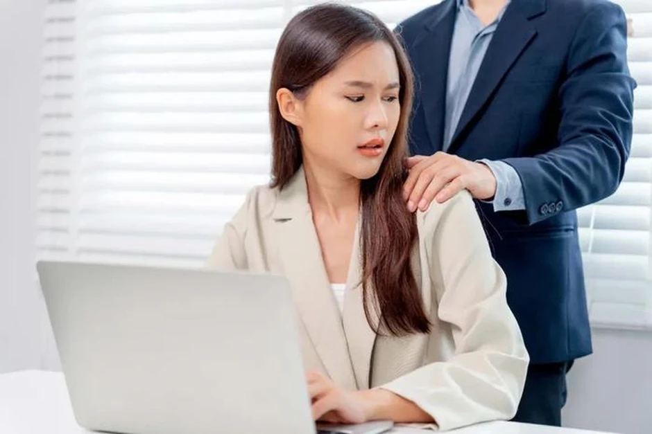 Quấy rối tình dục nơi công sở bị phạt đến 30 triệu, buộc xin lỗi công khai