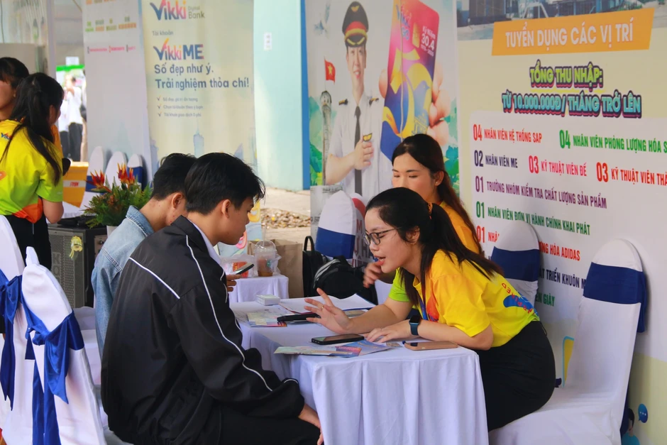 Ra trường chọn việc làm lương cao hay làm đúng ngành? Ra trường chọn việc làm lương cao hay làm đúng ngành?