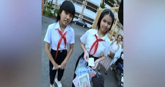 Shipper bất ngờ sau khi phải chờ 20 phút để giao hàng cho nữ sinh