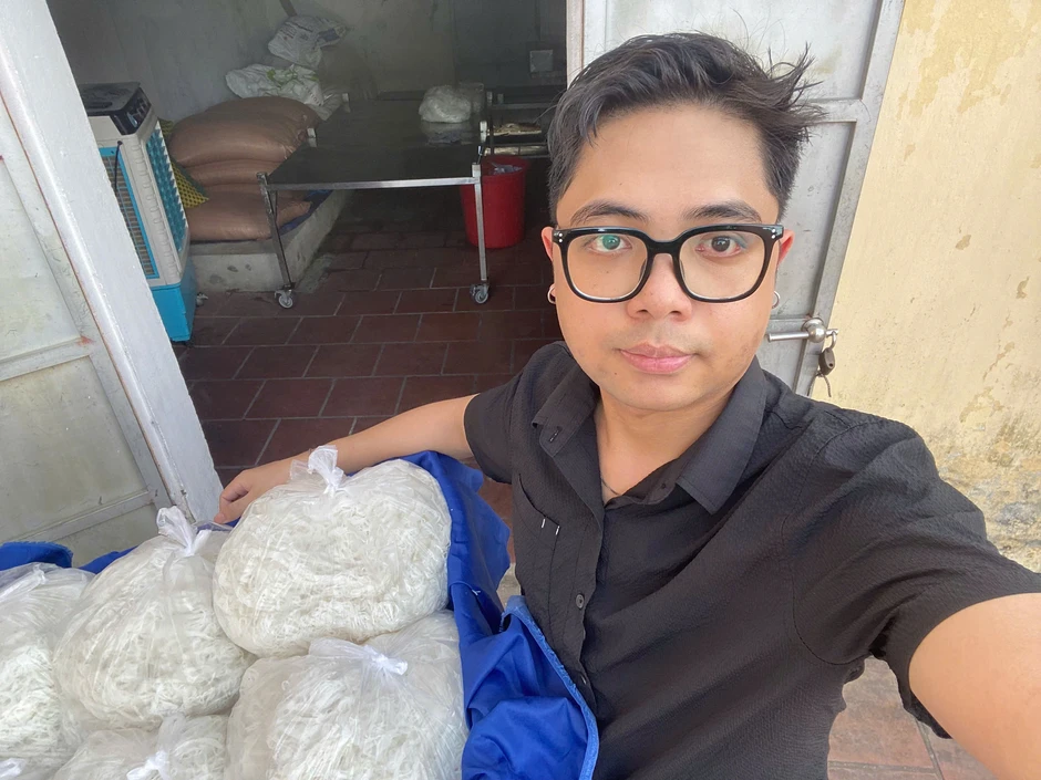 Sợ làm cả đời không mua nổi nhà phố, lập trình viên 25 tuổi về quê bán bún